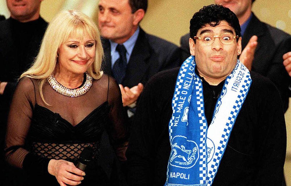 Raffaella Carrà ricorda Maradona: “Era il 1979, lui passò una notte in prigione per colpa mia”