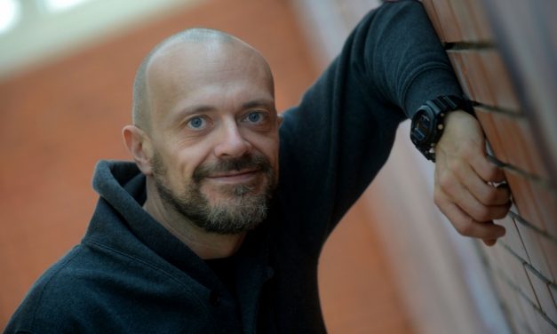 Max Pezzali: “Io non riesco a parlare d’amore nella vita reale, però mi sfogo nelle canzoni”