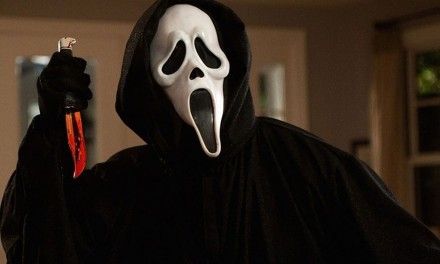 Scream: l’ispirazione per la maschera, la scena finale girata in 21 notti, i camei e le citazioni horror