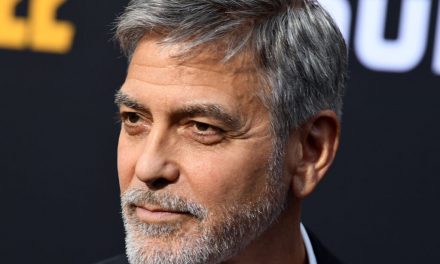 George Clooney svela il suo segreto: “Mi taglio da solo i capelli da 25 anni”