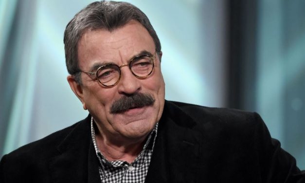 Tom Selleck lascia una mancia di 2020 dollari in un ristornate per la #2020TipChallenge