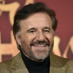 Christian De Sica: “Io ero il figlio dell’amante, il Natale andava diviso con l’altra famiglia. Sabrina Ferilli? Siamo stati a Cuba, con i rispettivi coniugi, a ballare”