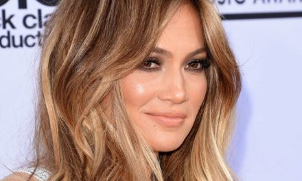 Jennifer Lopez ricrea il video di “Love Don’t Cost a Thing” 20 anni dopo