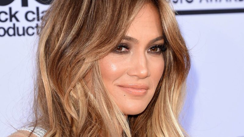 Jennifer Lopez ricrea il video di “Love Don’t Cost a Thing” 20 anni dopo