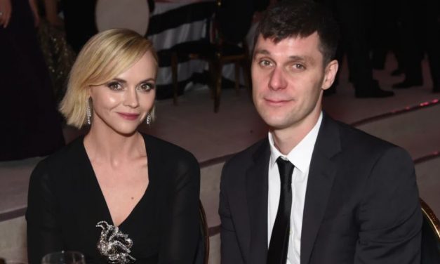 Christina Ricci picchiata dal marito mostra i lividi in tribunale e ottiene un ordine restrittivo