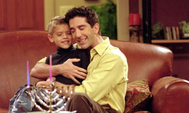 Friends, Cole Sprouse ammette: “Sul set mi prendevano in giro perché avevo una cotta per Jennifer Aniston”