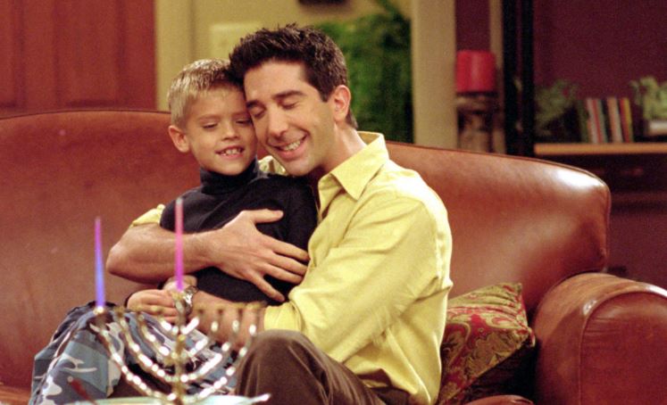 Friends, Cole Sprouse ammette: “Sul set mi prendevano in giro perché avevo una cotta per Jennifer Aniston”