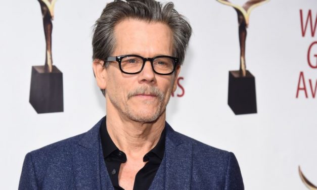 Kevin Bacon suona “Creep” dei Radiohead alle sue caprette [VIDEO]