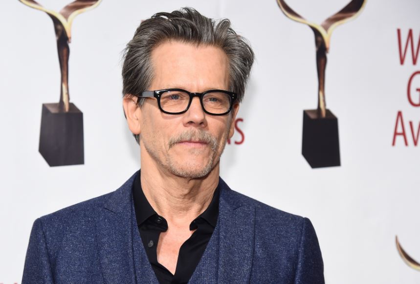 Kevin Bacon suona “Creep” dei Radiohead alle sue caprette [VIDEO]