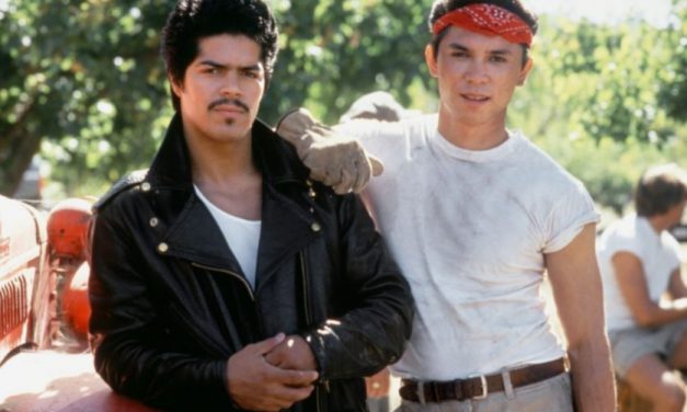 La Bamba: il pianto della vera sorella di Ritchie Valens prima della scena dell’aereo e la presenza sul set della famiglia