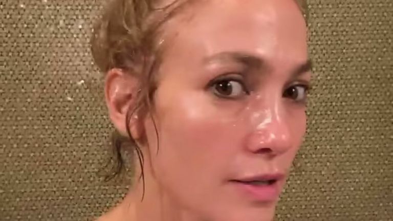 Jennifer Lopez risponde alle critiche: “Non mi sono mai rifatta”