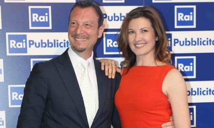 Amadeus su Sanremo 2021: “Basta polemiche su mia moglie, Giovanna lavora in Rai dal 1996”