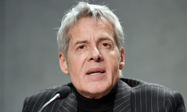 Claudio Baglioni: “Scrissi Questo piccolo grande amore come testamento, non pensavo di fare questo lavoro. Antonio Ricci? È un duello decennale con un solo duellante, lui”