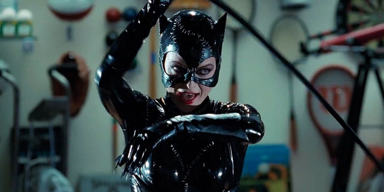 Michelle Pfeiffer abilissima con la frusta di Catwoman nel backstage di ‘Batman’ [VIDEO]
