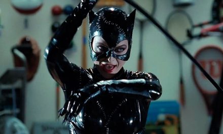 Michelle Pfeiffer abilissima con la frusta di Catwoman nel backstage di ‘Batman’ [VIDEO]
