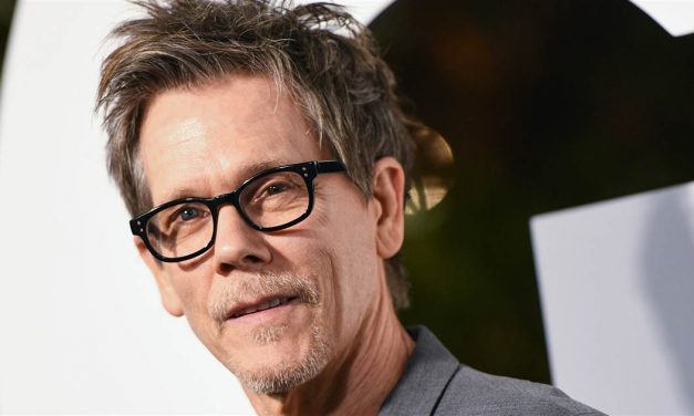 Kevin Bacon spiega come tagliare una banana senza togliere la buccia, come vuole sua moglie