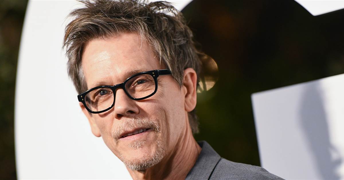 Kevin Bacon spiega come tagliare una banana senza togliere la buccia, come vuole sua moglie