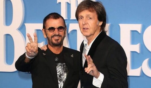 Ringo Starr: “Coi Beatles ci divertivamo anche quando sembrava che litigassimo: triste sentirsi con Paul solo al telefono”