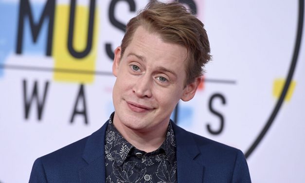 Macaulay Culkin ‘affogato’ e bagnato nelle foto dal set di American Horror Story