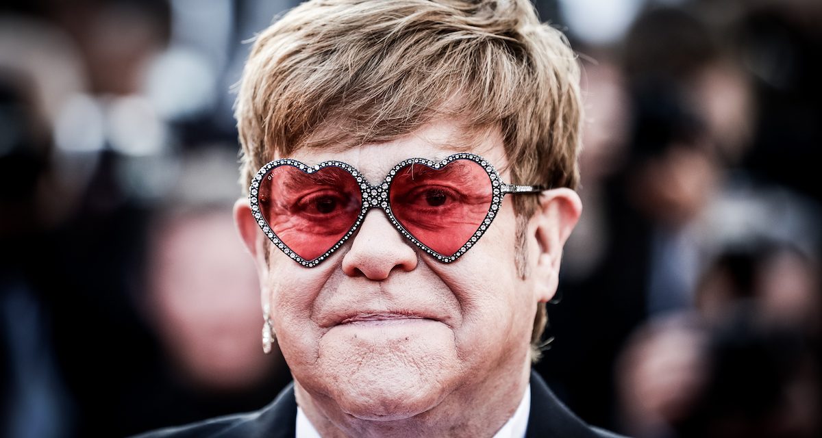 Elton John contro il Vaticano: “Rifiutano di benedire i matrimoni gay ma guadagnano con Rocketman…”