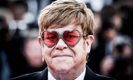 Paura per Elton John: ricoverato in ospedale dopo una caduta in casa