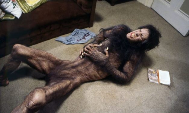 Un lupo mannaro americano a Londra: il protagonista fu infilato in un buco nel pavimento per la scena della trasformazione