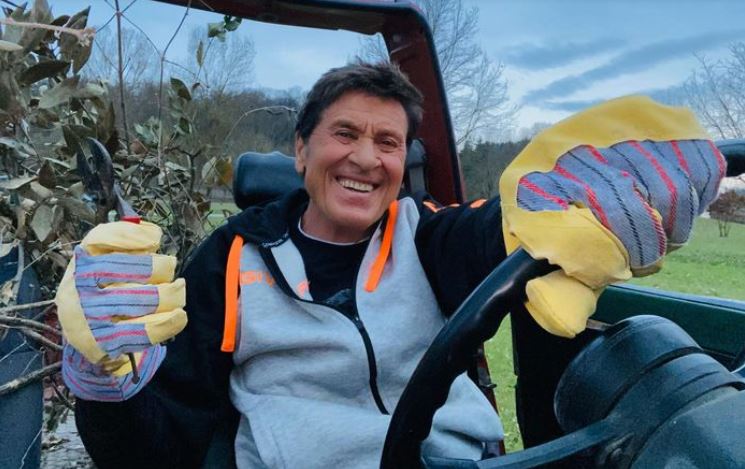 Gianni Morandi ricoverato d’urgenza in ospedale per ustioni