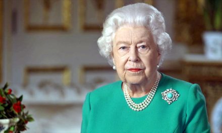 La regina Elisabetta rompe il silenzio su Harry e Meghan: “Le questioni razziali sono preoccupanti”