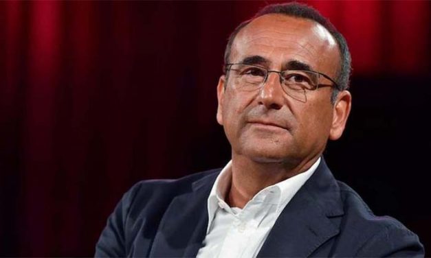 Sanremo 2025, Carlo Conti: “Ho ricevuto più messaggi di quando è nato mio figlio. Ascolterò i brani nel mio angolino di casa, dove ci sono i miei piatti da discoteca!”