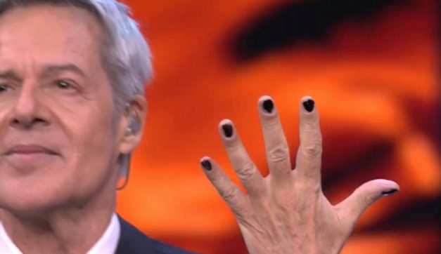 Claudio Baglioni si fa mettere lo smalto da Pio e Amedeo e commenta: “Una carriera finita”