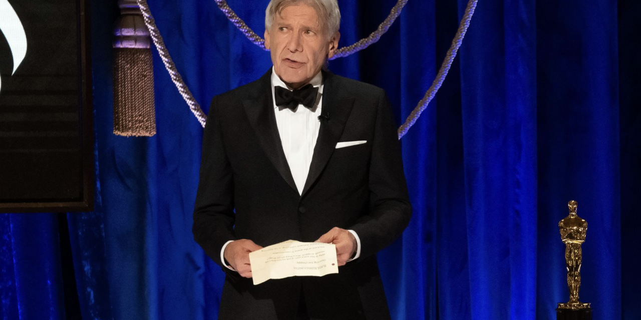 Harrison Ford sul palco degli Oscar 2021 mostra un foglio con tutte le critiche a Blade Runner