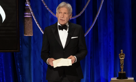 Harrison Ford sul palco degli Oscar 2021 mostra un foglio con tutte le critiche a Blade Runner