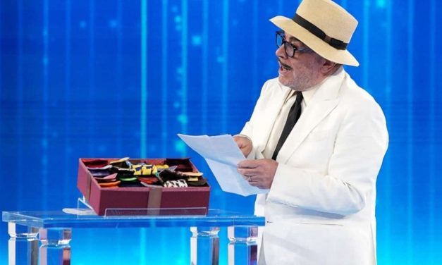 Nino Frassica ad Amici: “Maria, quando è nata, piange. E Barbara D’Urso la invita subito come ospite a Pomeriggio Live”