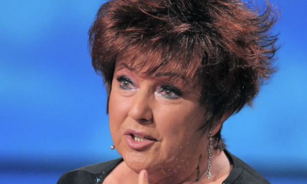 Orietta Berti: “Ho versato contributi tutta la vita eppure mi danno 1000 euro. Playboy? Mia suocera mi minacciò che non avrei mai più rivisto casa sua!”