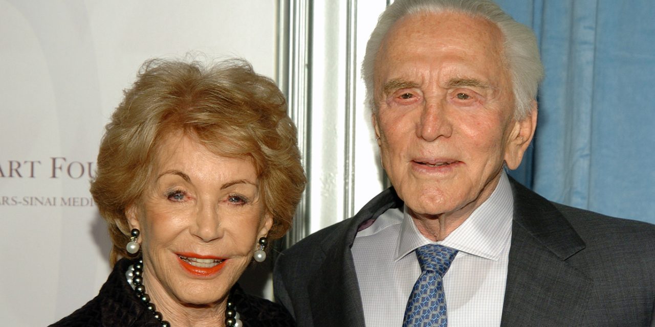 È morta Anne Douglas: la vedova di Kirk aveva compiuto 102 anni pochi giorni fa