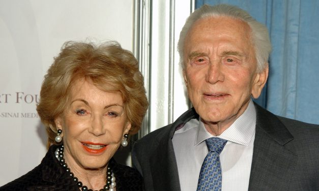 È morta Anne Douglas: la vedova di Kirk aveva compiuto 102 anni pochi giorni fa