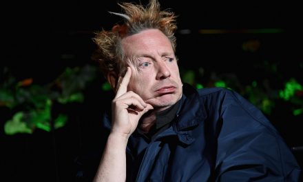 Sex Pistols, John Lydon contro la serie sulla band: “Questa storia può finire solo in tribunale”