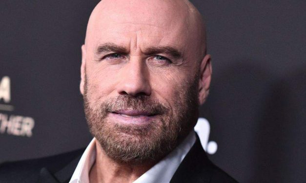 John Travolta sulla scomparsa di Kelly Preston: “A volte va a finire che sei tu ad aiutare gli altri invece di lavorare sul tuo dolore”