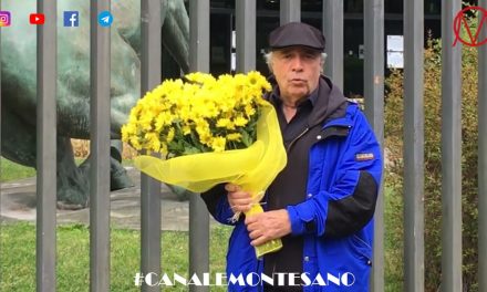 Enrico Montesano porta dei fiori in Rai per la “morte” dell’informazione libera (video)