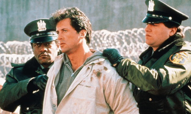 Sorvegliato speciale, Stallone: “Mi sono quasi rotto una gamba nella scena del football, il mio ginocchio fece crac”