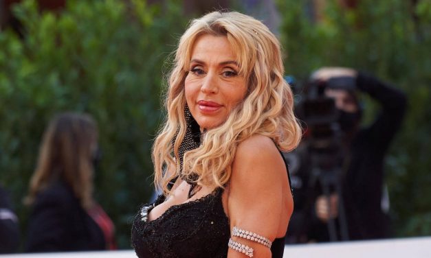 Valeria Marini a Supervivientes combina guai: mangia uova crude e intossica i compagni