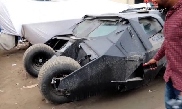 Dubai: alcuni ragazzi ritrovano una Batmobile originale abbandonata