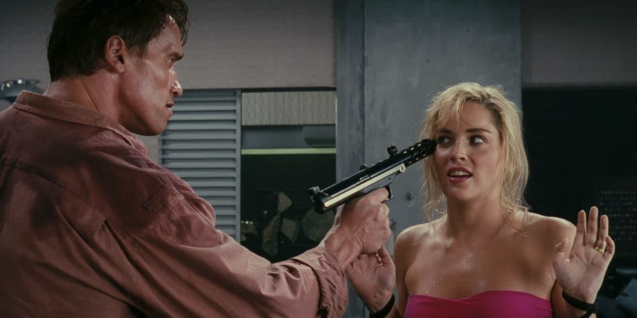 Sharon Stone su Schwarzenegger e Atto di Forza: “Ho riempito il povero Arnold di lividi”