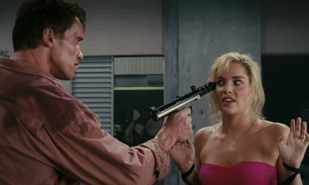 Sharon Stone su Schwarzenegger e Atto di Forza: “Ho riempito il povero Arnold di lividi”