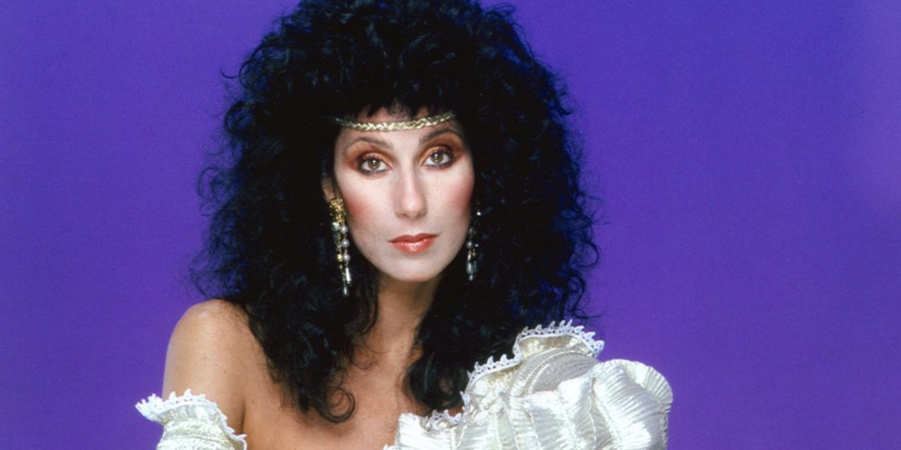 Cher compie 75 anni e annuncia l’arrivo di un biopic sulla sua vita e carriera