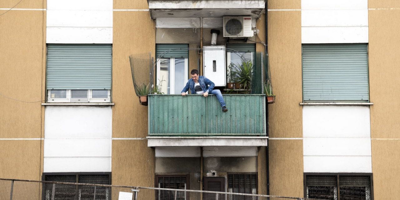Rivive il balcone della casa di Fantozzi