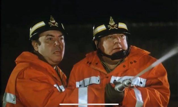 I Pompieri 2, Lino Banfi: “Paolo Villaggio mi consolò con tenerezza quando il mio cane morì durante le riprese. Faceva il cinico, ma non lo era”