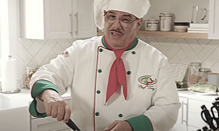 Lo Chef Tony torna in tv per vendere coltelli contro gli zombie: la pubblicità firmata Netflix