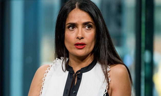 Salma Hayek e la terribile esperienza con il Covid: “Nel momento peggiore ho detto al medico di lasciarmi morire a casa”