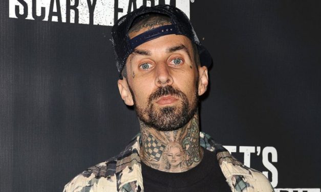 Blink-182, Travis Barker ricorda l’incidente aereo: “Ho perso tre amici e sono quasi morto, ero immerso nell’oscurità”